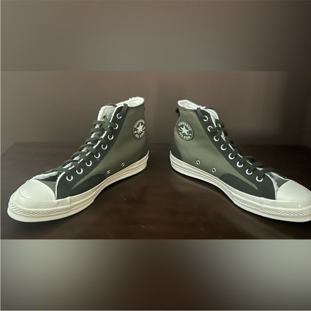 CONVERSE SIZE 11M
Two tone green, new without tags, very nice Converse